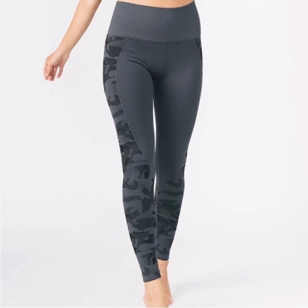 Zyia Active Seamless‎ Gray High Waist 7/8 Camo Leggings